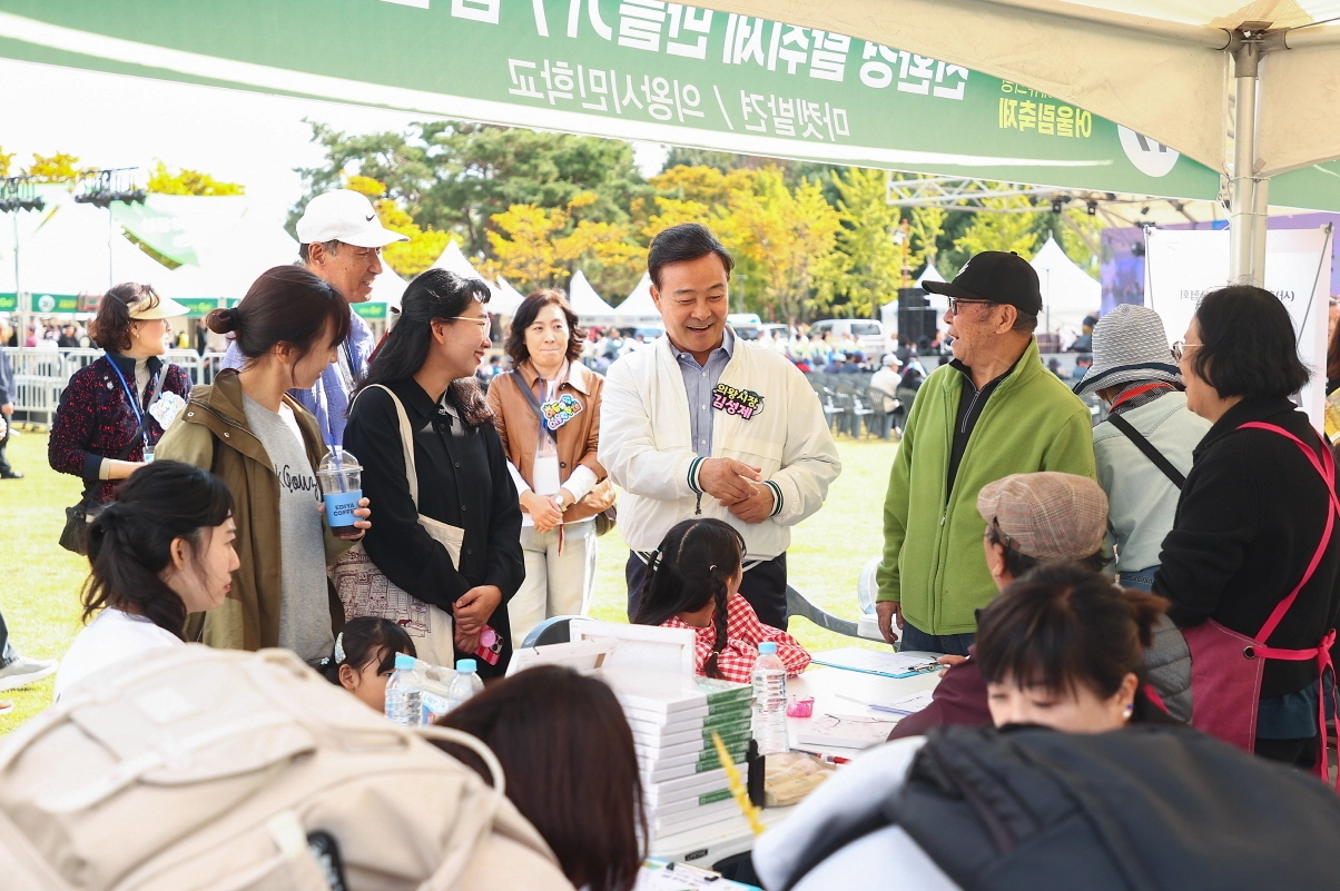 김성제 의왕시장이 24일 ‘2025 에듀의왕 어울림축제’ 현장에서 시민들과 대화하고 있다. (의왕시 제공)