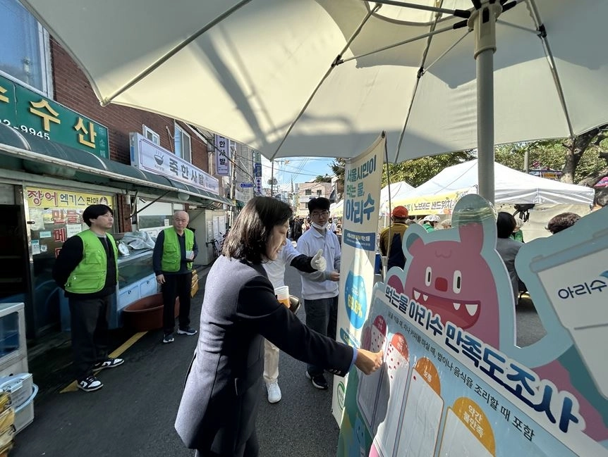 지난 23일 면목시장 ‘우리동네 요리대회’서 와우카 체험과 홍보에 나선 이영실 의원