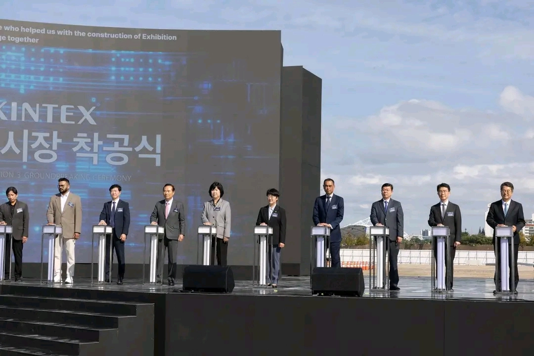 주요 내빈들이 23일 경기 고양시 킨텍스에서 열린 ‘제3전시장 착공식’에서 착공 터치버튼 세레모니를 하고 있다. (사진=경기도의회)