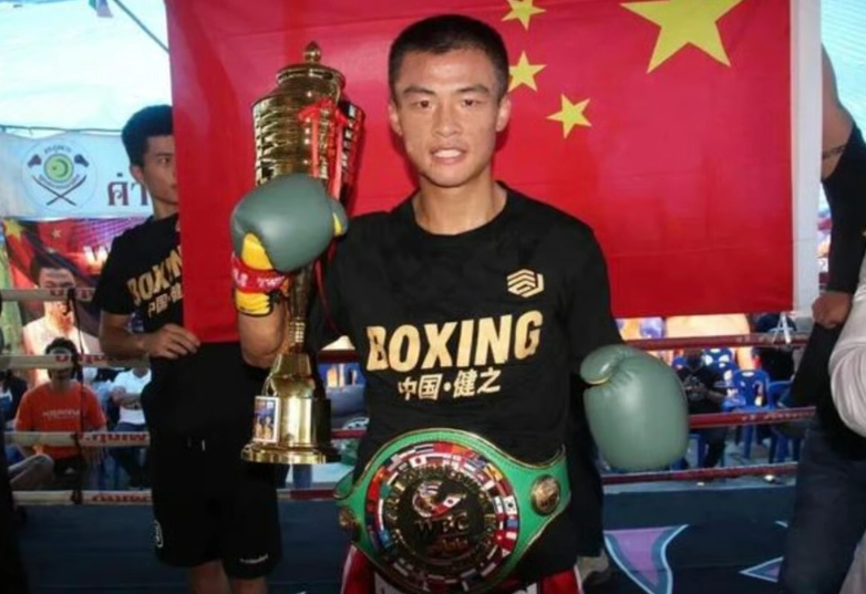 중국의 한 복싱 챔피언이 호주에서 인종차별 시비에 휘말려 폭행당한 후 아내와 이혼을 결정해 현지에서 관심을 모으고 있다. 웨이보