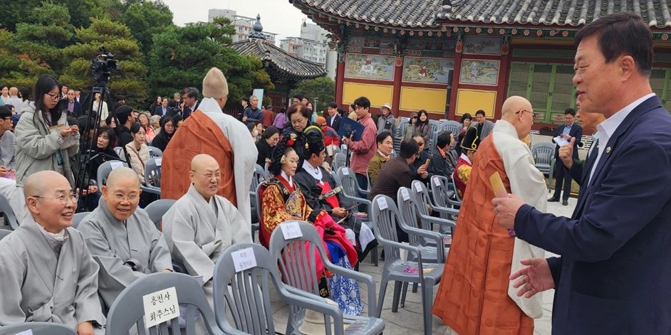 성북구 사찰연합회 스님께 인사하는 김원중 서울시의원