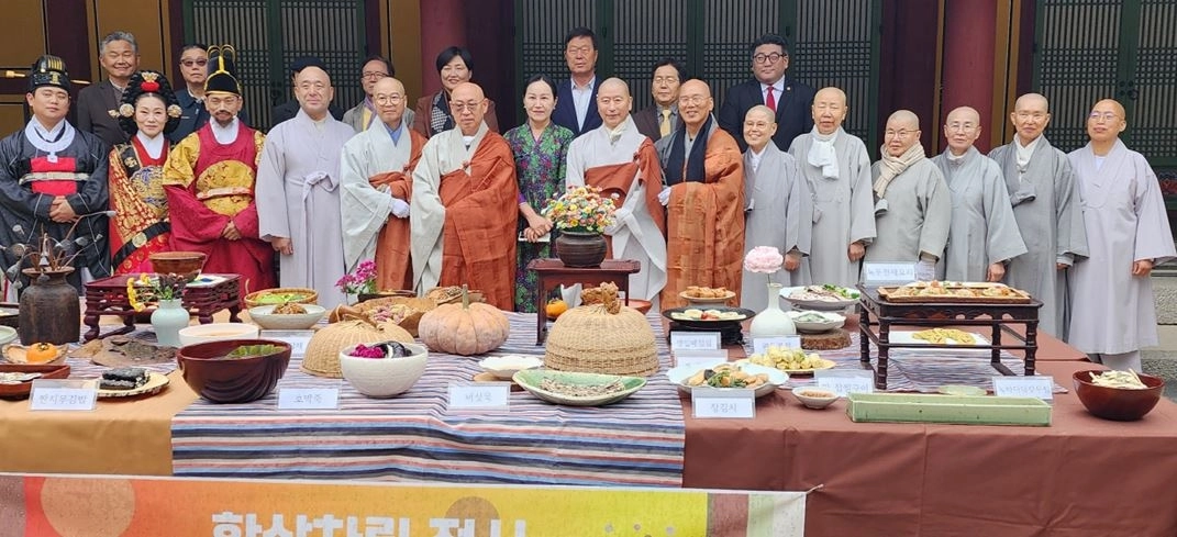 축제 참석 내빈과 함께 기념촬영을 하는 김원중 서울시의원(뒷줄 오른쪽에서 세 번째)