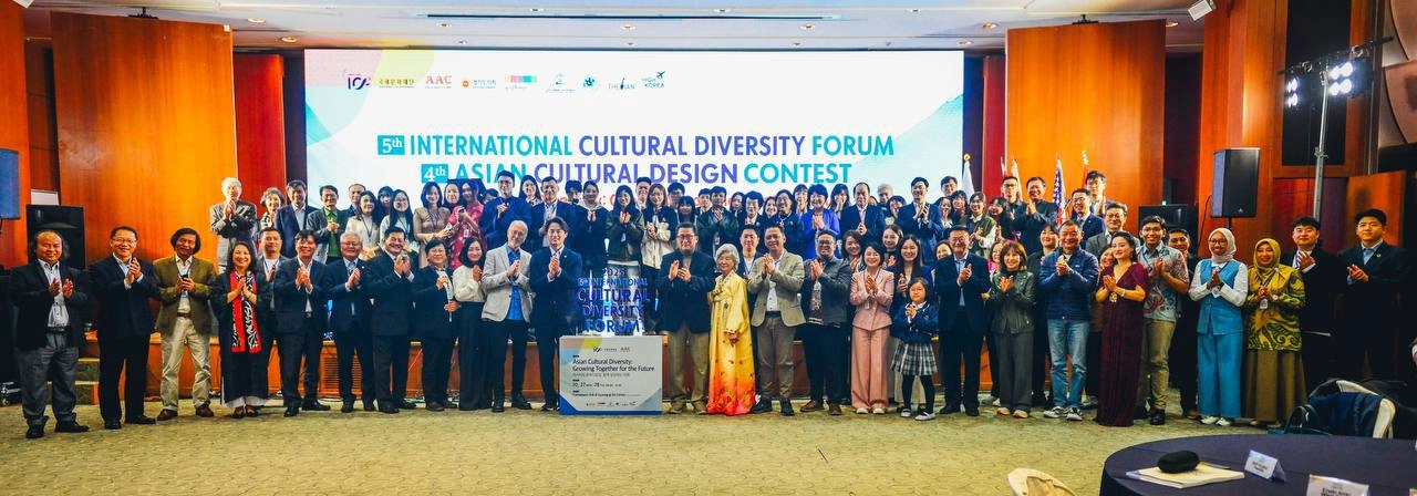 황대호 의원과 국내외 관계자들이 27일 경기아트센터에서 열린 ‘제5회 국제문화다양성 포럼’에서 기념촬영을 하고 있다. (사진=경기도의회)