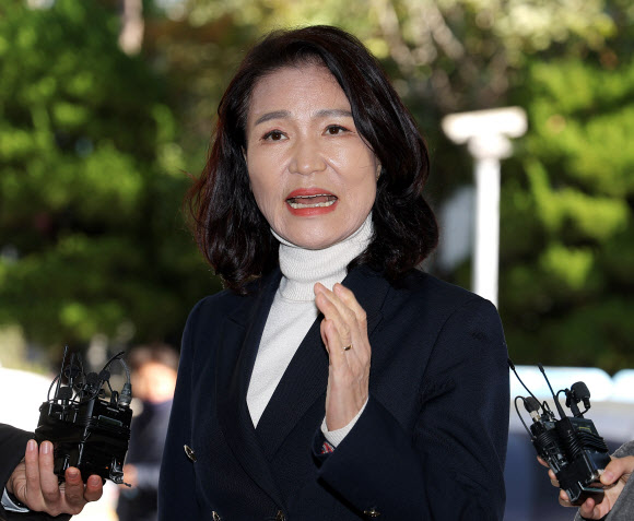 공직선거법 위반 등 혐의를 받는 이진숙 전 방송통신위원장이 27일 서울 영등포경찰서에 조사를 받기 위해 출석하고 있다. 2025.10.27. 연합뉴스