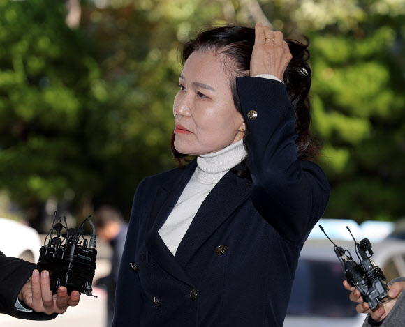 공직선거법 위반 등 혐의를 받는 이진숙 전 방송통신위원장이 27일 서울 영등포경찰서에 조사를 받기 위해 출석하고 있다. 2025.10.27. 연합뉴스