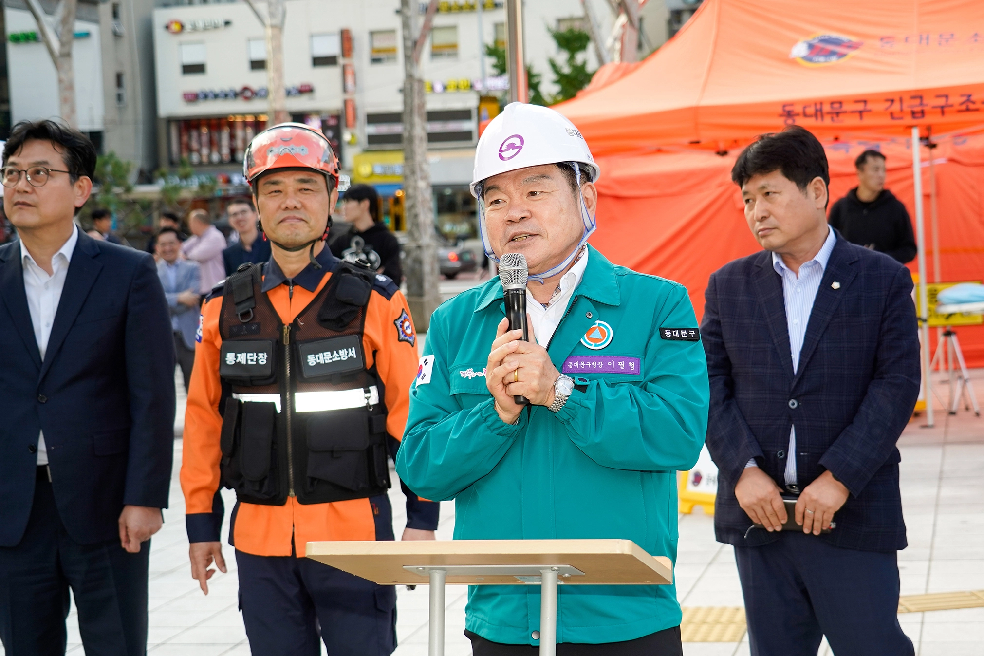 이필형(오른쪽 두 번째) 서울 동대문구청장이 23일 청량리역 광장에서 열린 ‘2025 동대문구 안전한국훈련’에서 강평하고 있다.
동대문구 제공