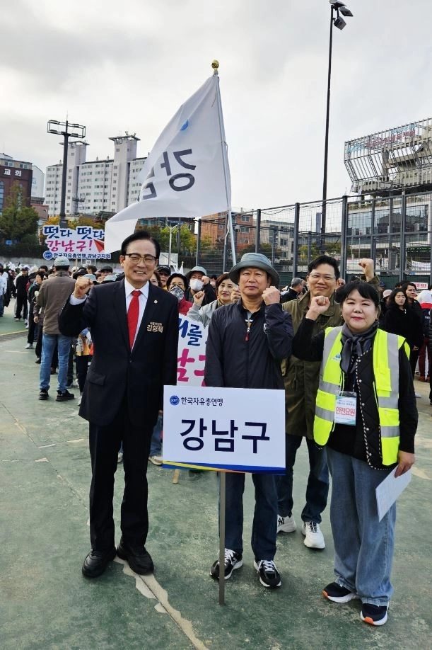 김형재 의원이 지난 25일 마포구 망원유수지 체육공원 운동장에서 열린 ‘광복 80년, 자유·평화 서울시민 체육대회’에 참석해 한국자유총연맹 강남구지회 회원들과 기념촬영을 하고 있다.