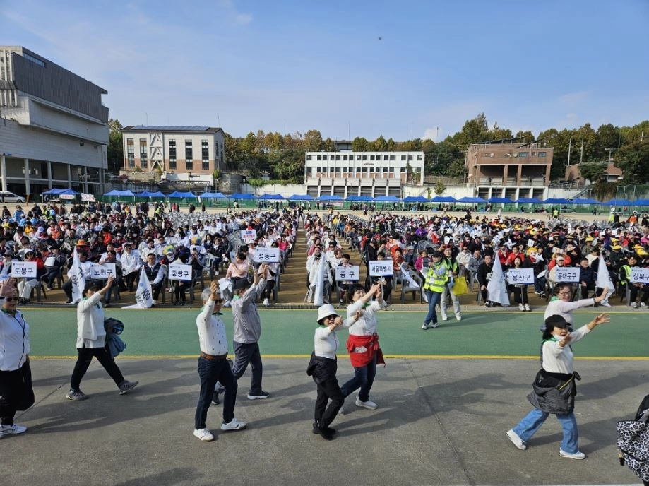지난 25일 마포구 망원유수지 체육공원 운동장에서 열린 ‘광복 80년, 자유·평화 서울시민 체육대회’에 참석한 25개구 선수단이 입장하고 있다.