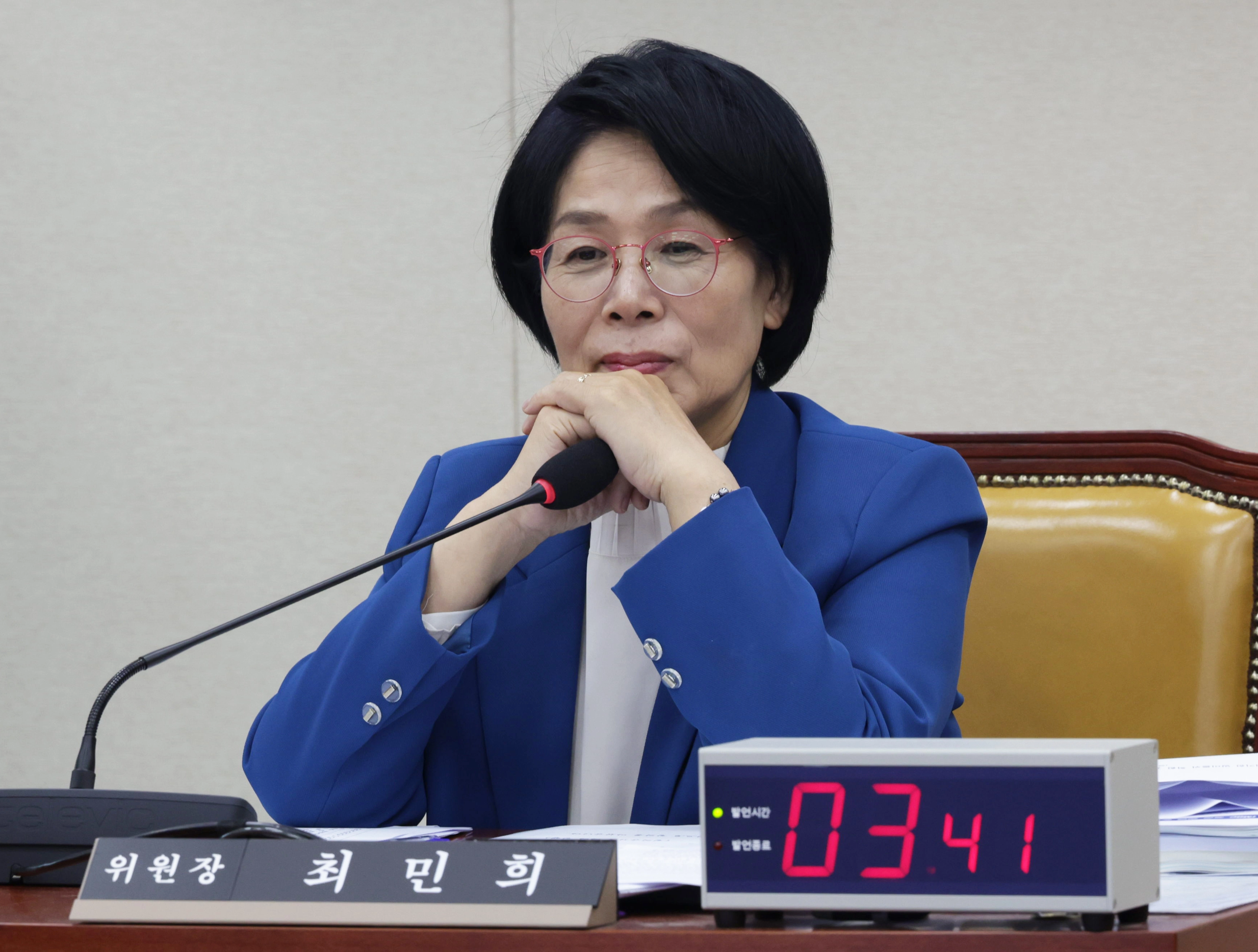 23일 서울 여의도 국회에서 열린 과학기술정보방송통신위원회 한국방송공사 등에 대한 국정감사에서 최민희 위원장이 김장겸 국민의힘 의원 질의를 듣고  있다. 2025.10.23안주영 전문기자