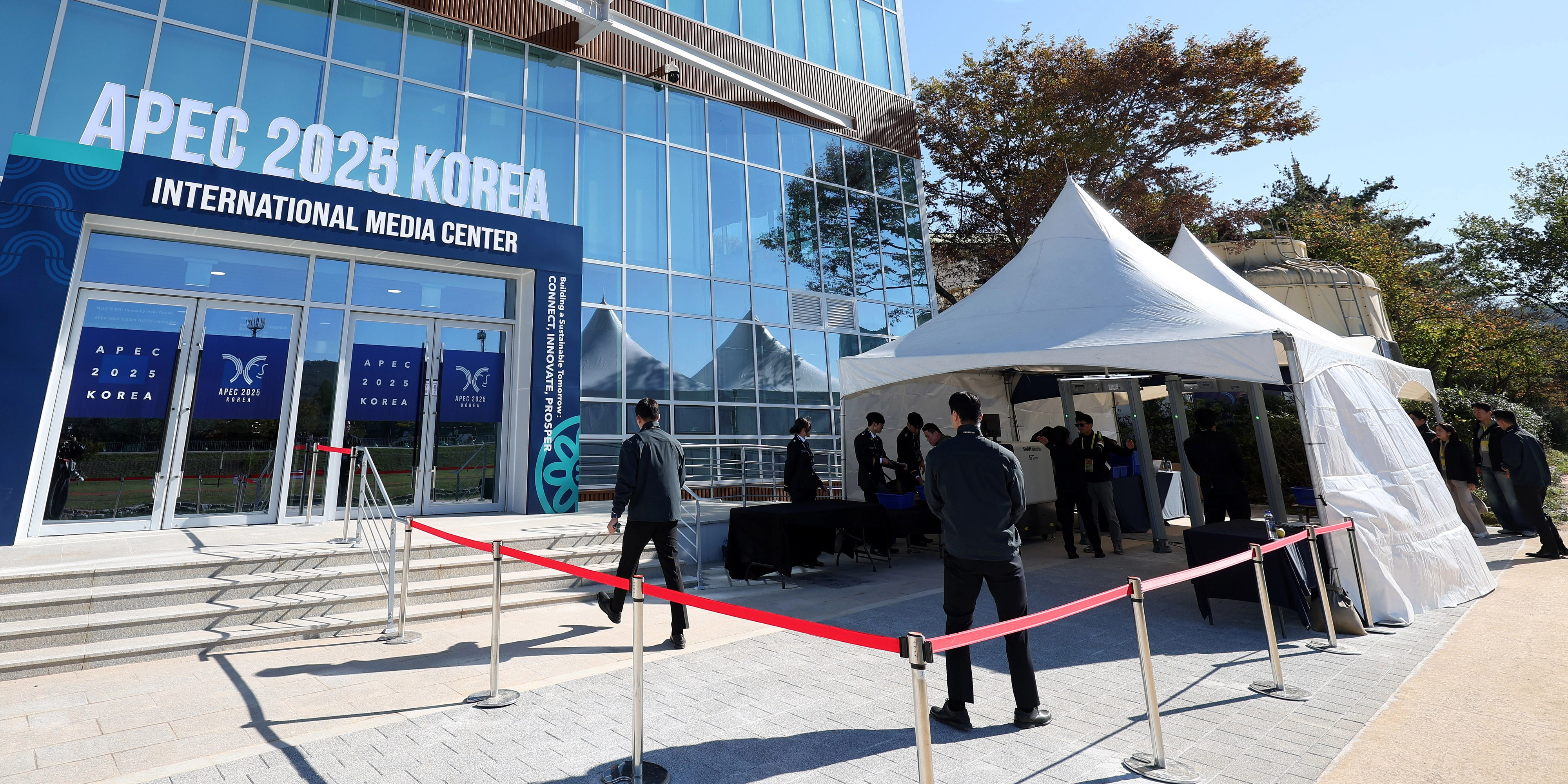 APEC 정상회의 앞두고 강화된 보안검색  [경주=뉴시스] 추상철 기자 = APEC 정상회의를 앞둔 28일 오전 경북 경주시 경주화백컨벤션센터(·HICO) 내 국제미디어센터(IMC)에서 보안검색이 이뤄지고 있다. 2025.10.28. scchoo@newsis.com

<저작권자ⓒ 공감언론 뉴시스통신사. 무단전재-재배포 금지.>