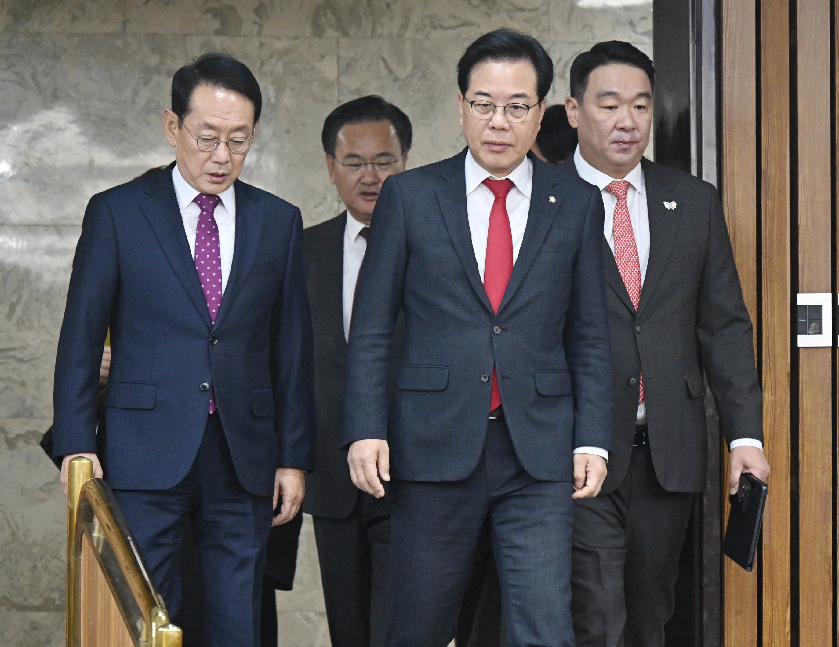 28일 송언석 국민의힘 원내대표가 국회에서 열린 국정감사대책회의에 참석하고 있다.2025.10.28안주영 전문기자