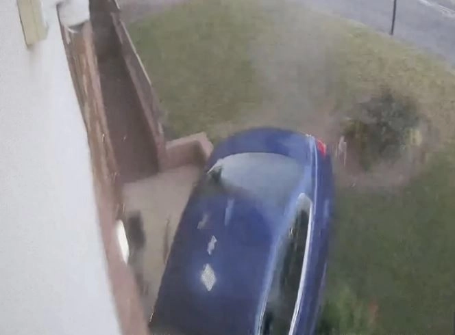 영국 선덜랜드에서 경찰 추격을 받던 BMW 차량이 요양원 건물에 공중으로 날아 충돌하는 순간. 더 선 캡처