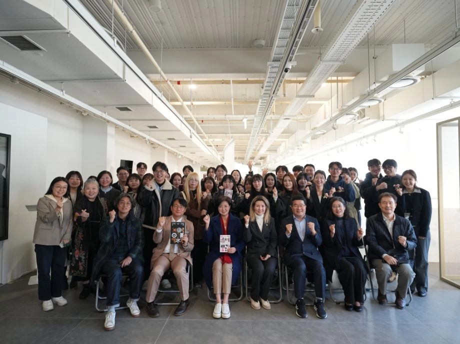 지난 27일 2025 신당창작아케이드 기획전시에서 참석자들이 기념촬영을 하고 있다.