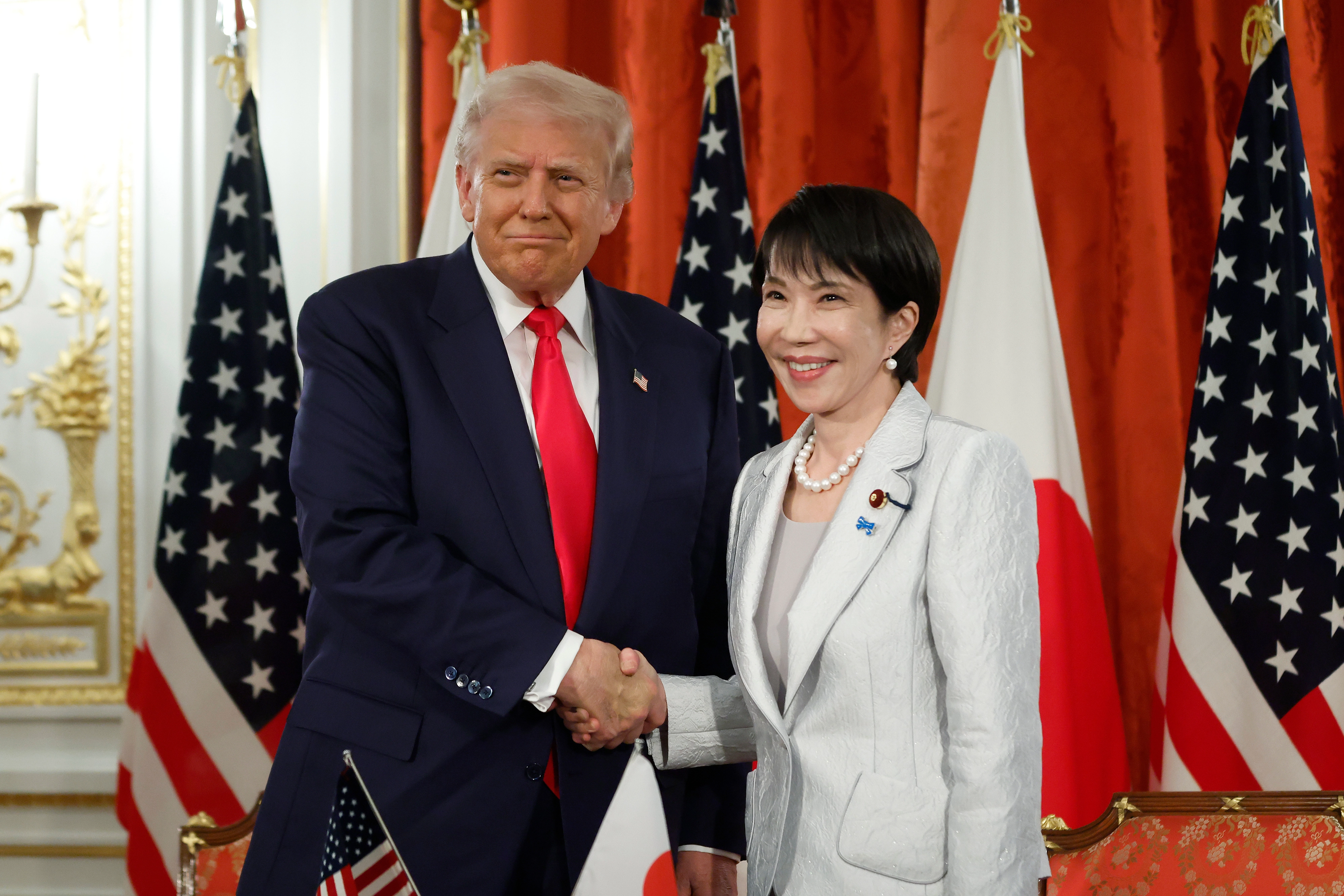 도널드 트럼프(왼쪽) 미국 대통령과 다카이치 사나에 일본 총리가 28일 일본 도쿄 모토아카사카 영빈관에서 악수하고 있다. 
도쿄 AP 뉴시스