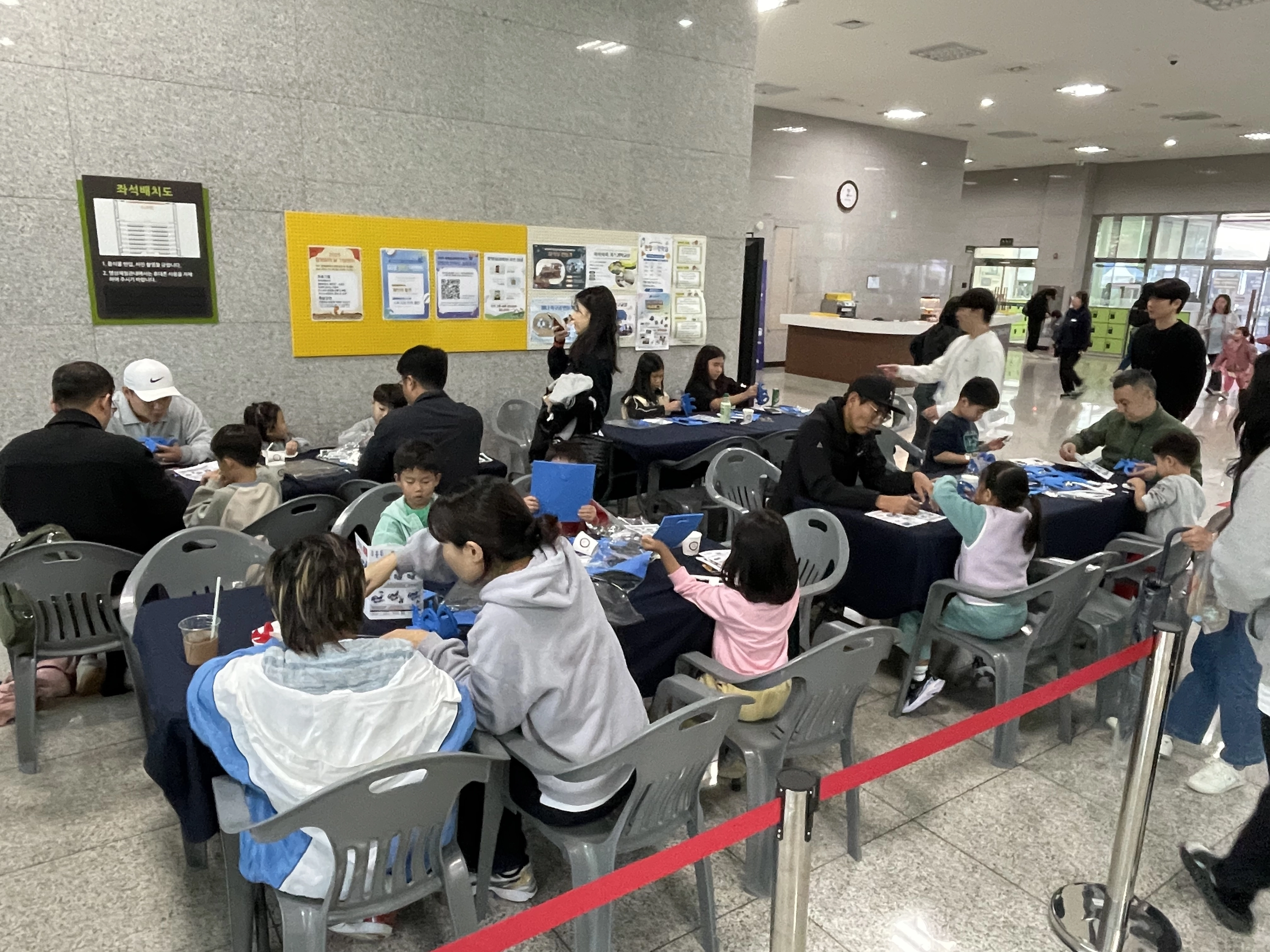 학생들이 부모님과 함께 자동차조립키트를 만들고 있다. 선문대 제공