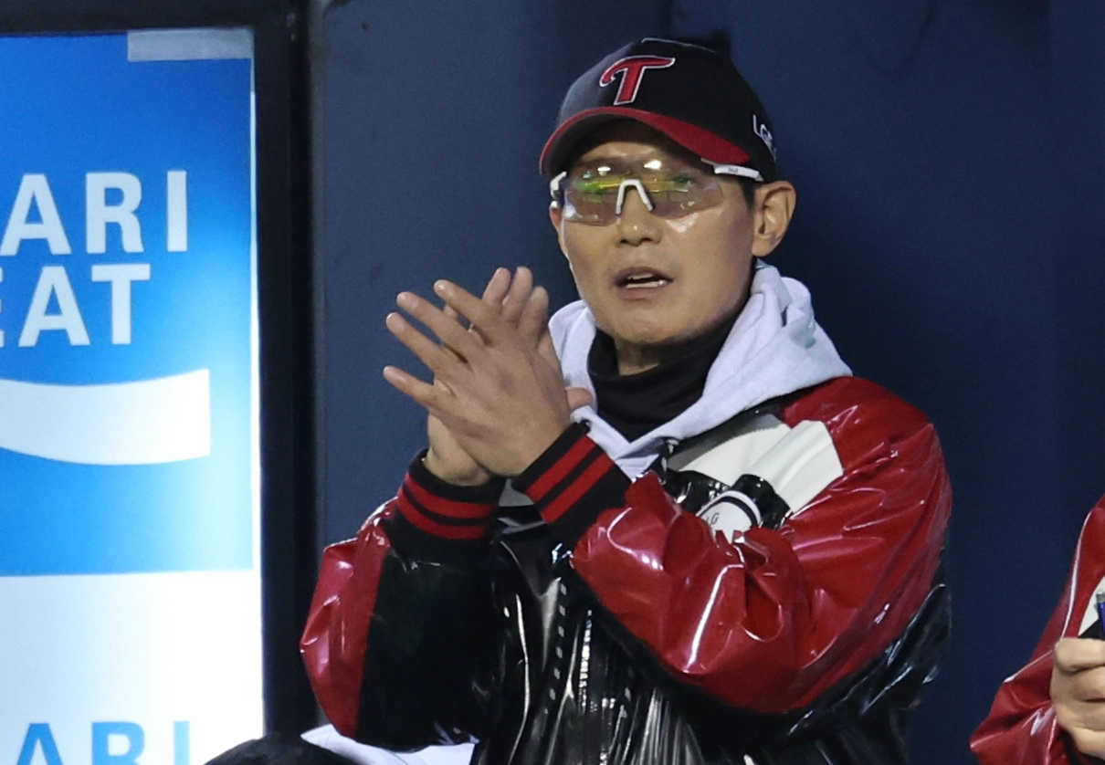 염경엽 LG 트윈스 감독이 27일 서울 잠실야구장에서 열린 2025 KBO 한국시리즈 2차전 한화 이글스와의 홈 경기에서 선수들을 독려하고 있다. 연합뉴스