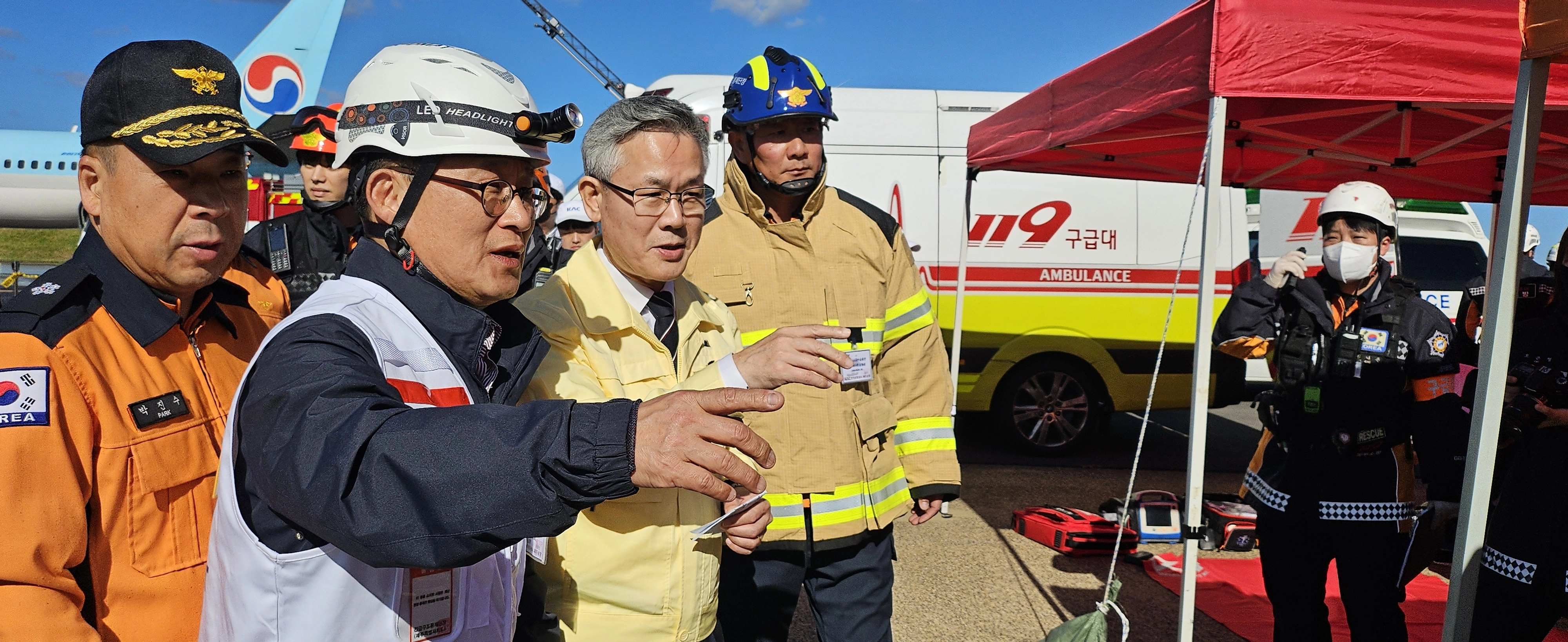 진명기 제주도 행정부지사가 제주국제공항 화물청사 계류장에서 진행된 ‘2025년 재난대응 안전한국훈련’에서 실전처럼 상황을 보고받고 있다. 제주 강동삼 기자