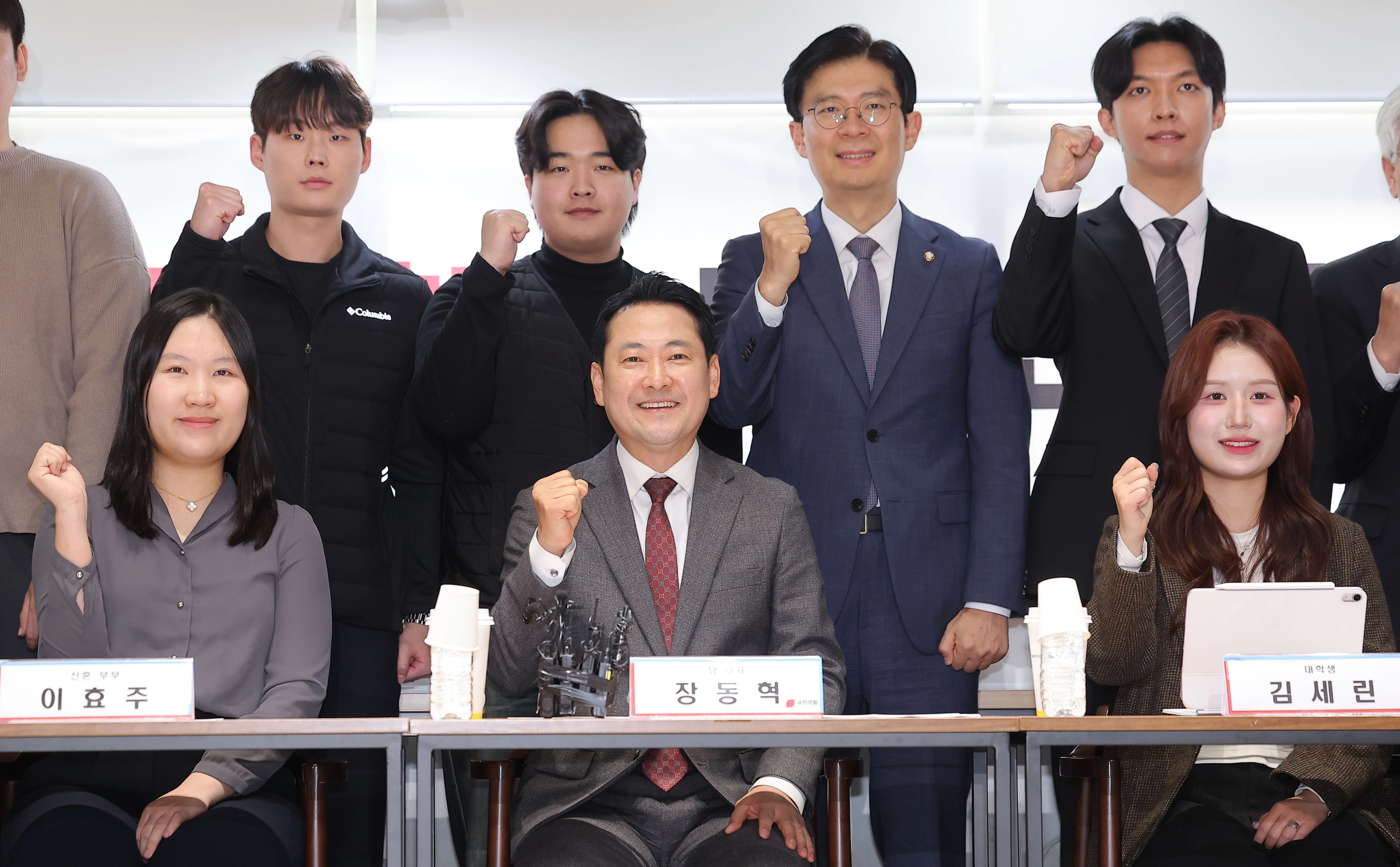 국민의힘 청년 부동산 정책 간담회  국민의힘 장동혁 대표가 28일 서울 마포구 서울청년센터에서 열린 청년과 함께하는 부동산 정책 간담회에서 참석자들과 기념 촬영하고 있다. 2025.10.28 연합뉴스