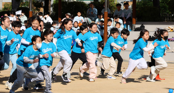 28일 인천 부평구 부곡초등학교에서 열린 3~ 4학년 가을운동회에서 3학년 학생들이 게임을 위해 달려 나오고 있다. 2025.10.28  연합뉴스