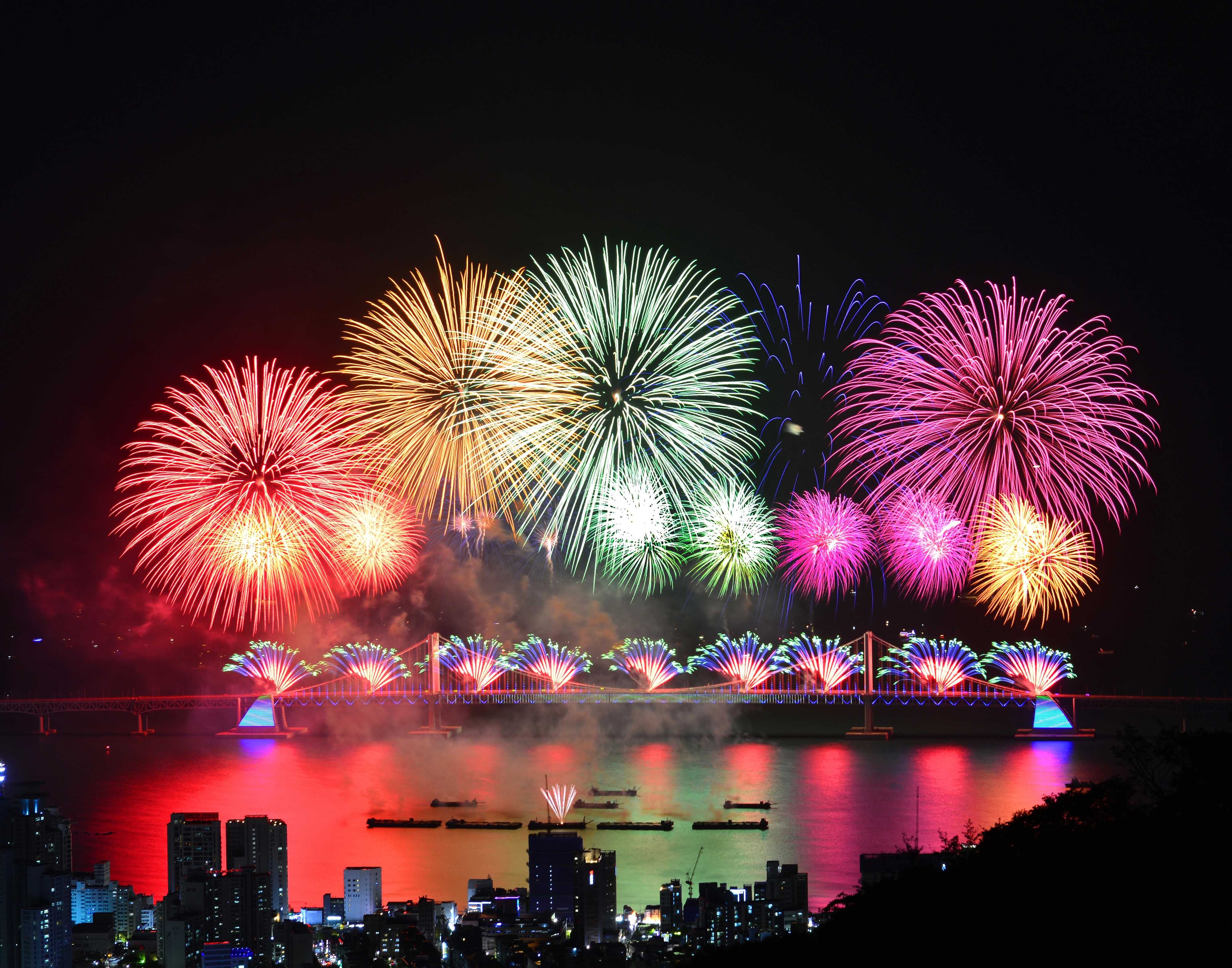 지난해 11월 9일 광안리 앞바다 광안대교를 배경으로 부산불꽃축제가 펼쳐지고 있다. 
부산시 제공