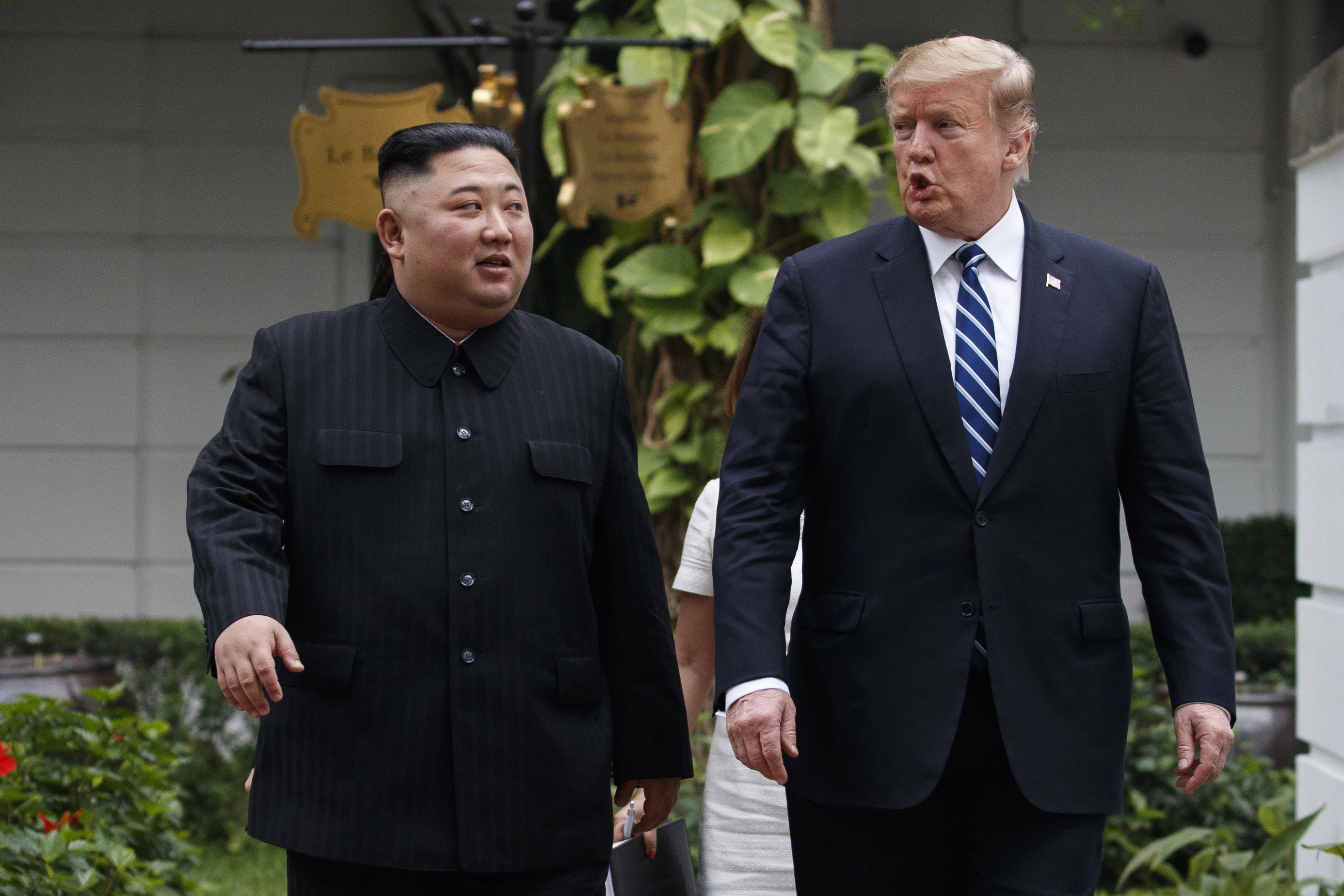 도널드 트럼프 미국 대통령과 김정은 북한 국무위원장이 2019년 2월 28일(현지시간) 베트남 하노이에서 정상회담을 마친 후 산책하고 있다. AP 연합뉴스 자료사진