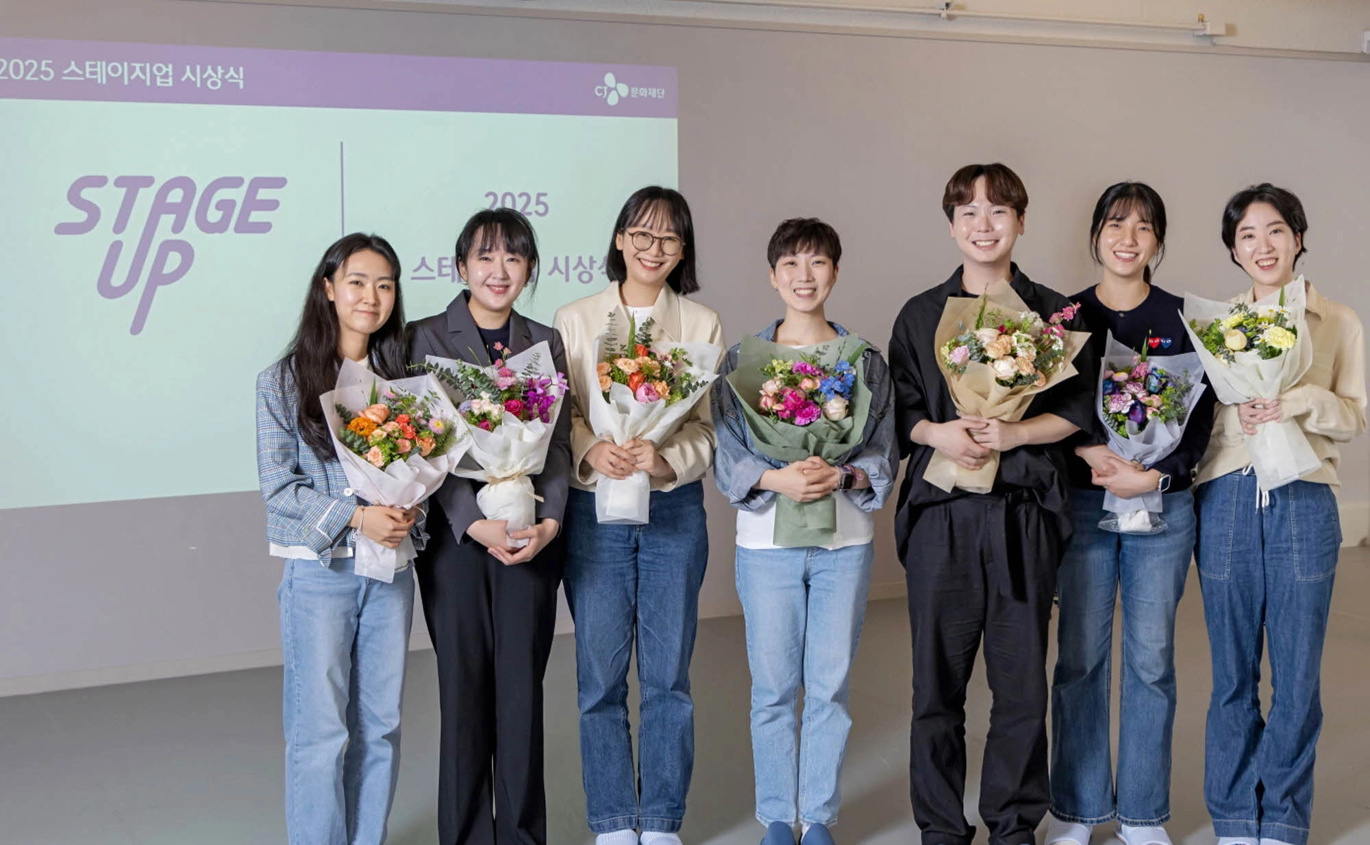 2025 ‘스테이지업’에 선정된 창작자들이 지난 5월 6일 시즌엠 아카데미에서 진행된 ‘스테이지업 시상식’에서 기념 사진을 찍고 있다. 왼쪽부터 김예지 작곡가, 송다영 작가, 변지민 작가 겸 작곡가, 서정 작가, 이삭 작곡가, 이다솜 작곡가, 전동민 작가. CJ문화재단 제공