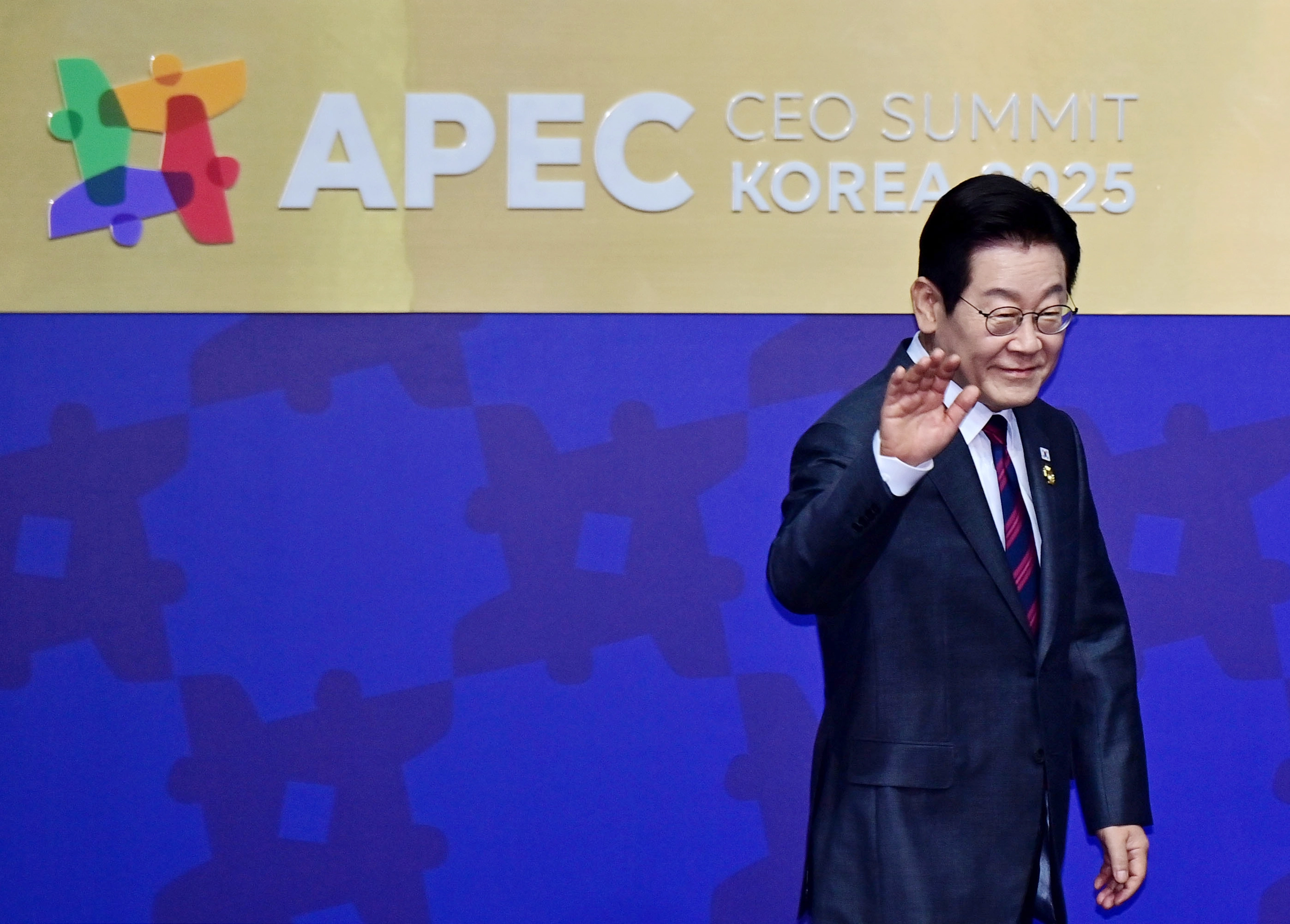 이재명 대통령이 29일 경북 경주예술의전당에서 열린 ‘아시아태평양경제협력체(APEC) 최고경영자(CEO) 서밋’에서 특별연설을 위해 연단에 오르며 인사하고 있다. 2025.10.29 공동취재