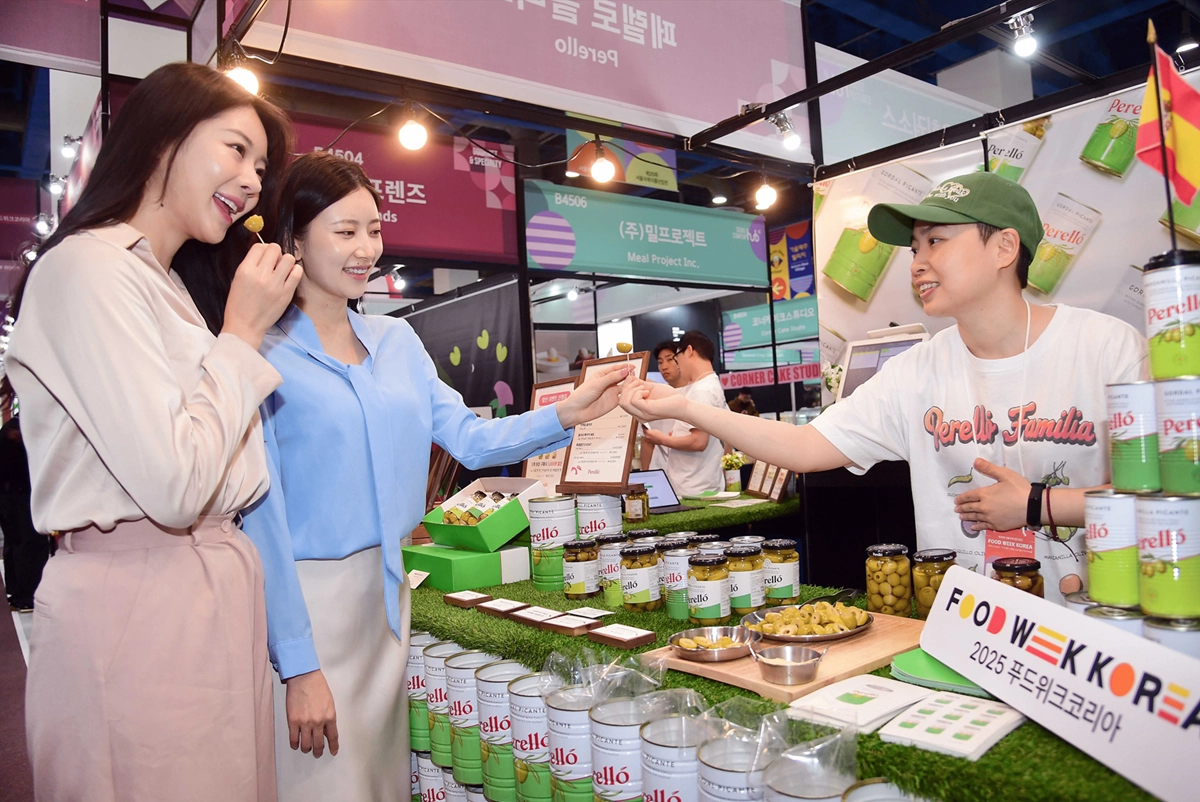 29일 서울 삼성동 코엑스에서 ‘2025 푸드위크 코리아(제20회 서울국제식품산업전)’를 개최한 가운데 ‘고메&스페셜티푸드 컬렉션’에서 방문객들이 다양한 식품을 보고 있다. 2025.10.29 코엑스 제공
