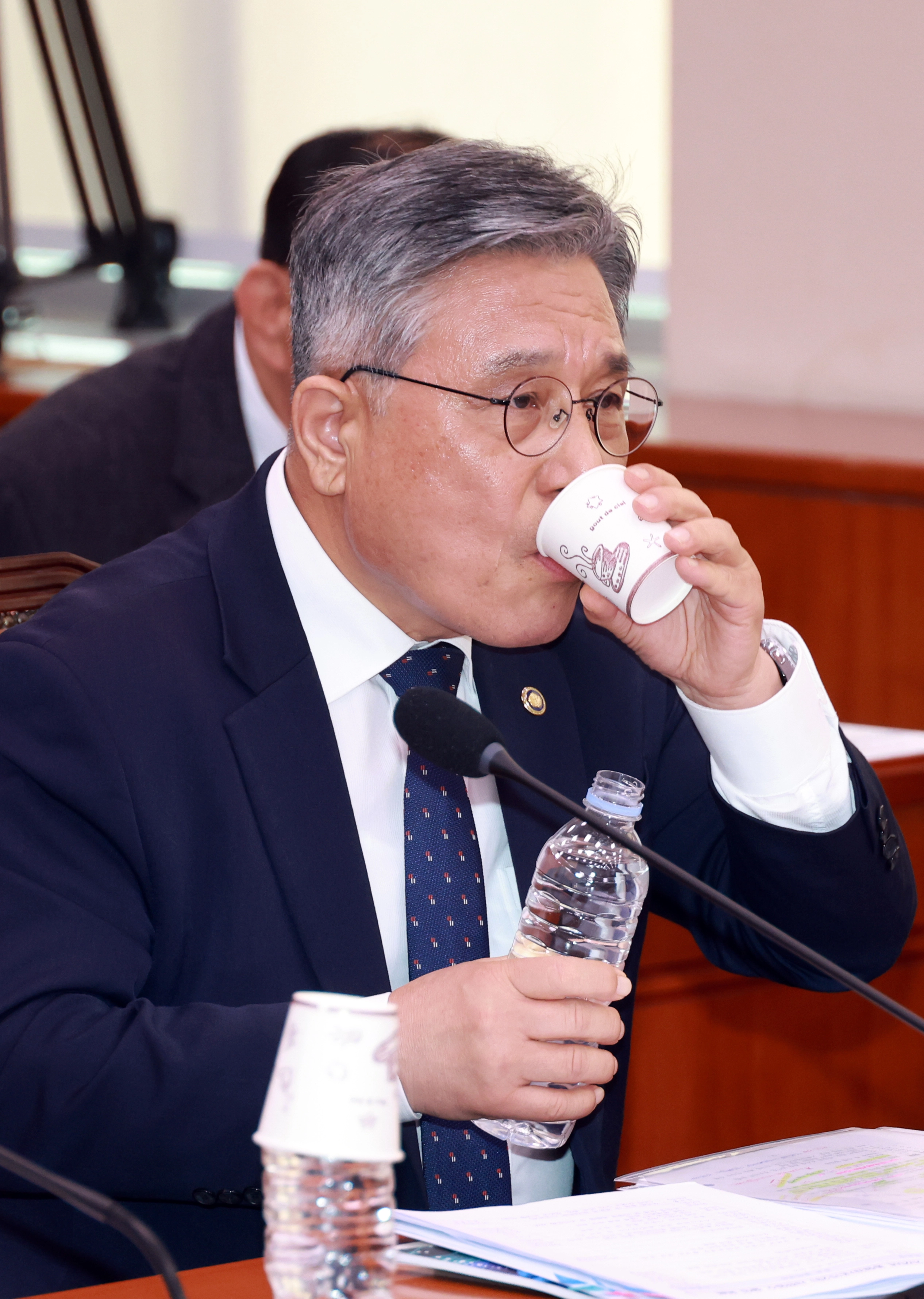 물 마시는 허민 국가유산청장  허민 국가유산청장이 29일 서울 여의도 국회에서 열린 문화체육관광위원회의 문화체육관광부, 국가유산청 등 종합감사 시작 전 물을 마시고 있다. 
뉴시스