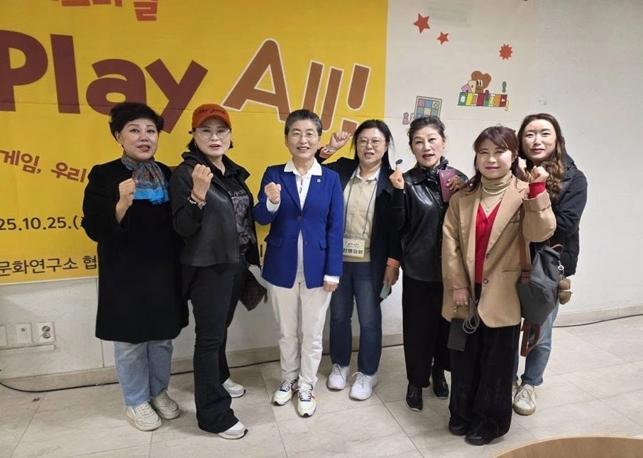 ‘2025 대학동 한마당 축제’를 찾은 유정희 의원(앞줄 왼쪽에서 두 번째)