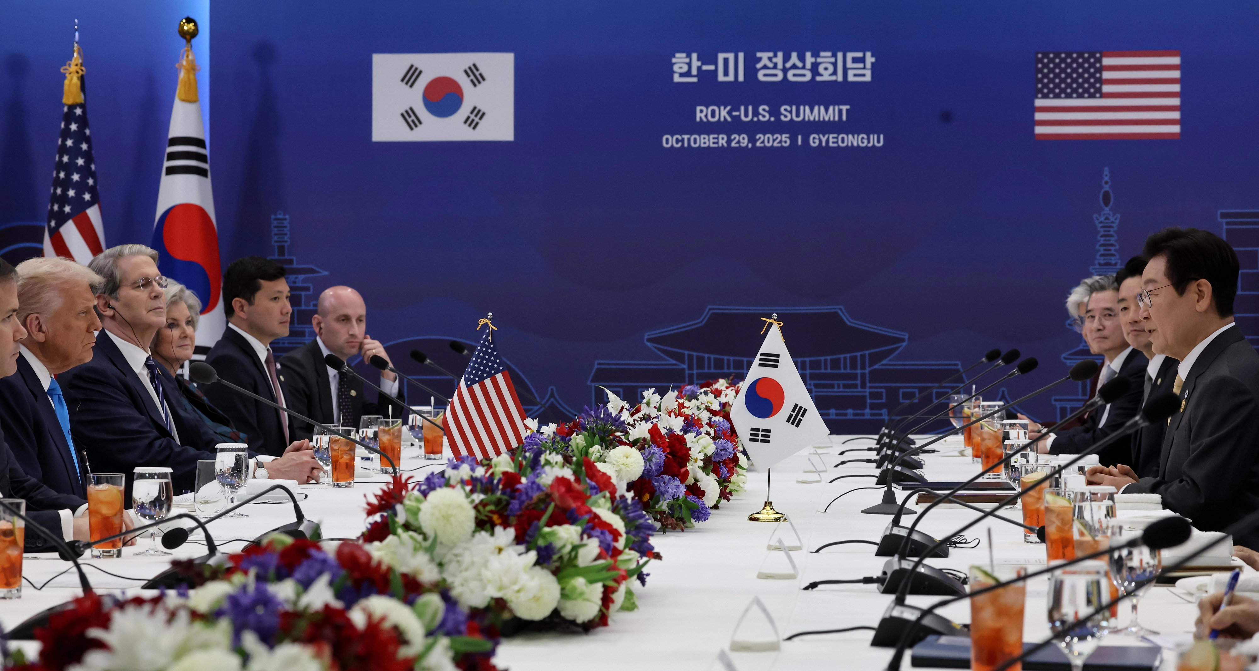경주에서 다시 모인 한미 정상  이재명 대통령과 도널드 트럼프 미국 대통령이 29일 경북 경주박물관에서 한미 정상회담을 하고 있다. 2025.10.29 대통령실통신사진기자단