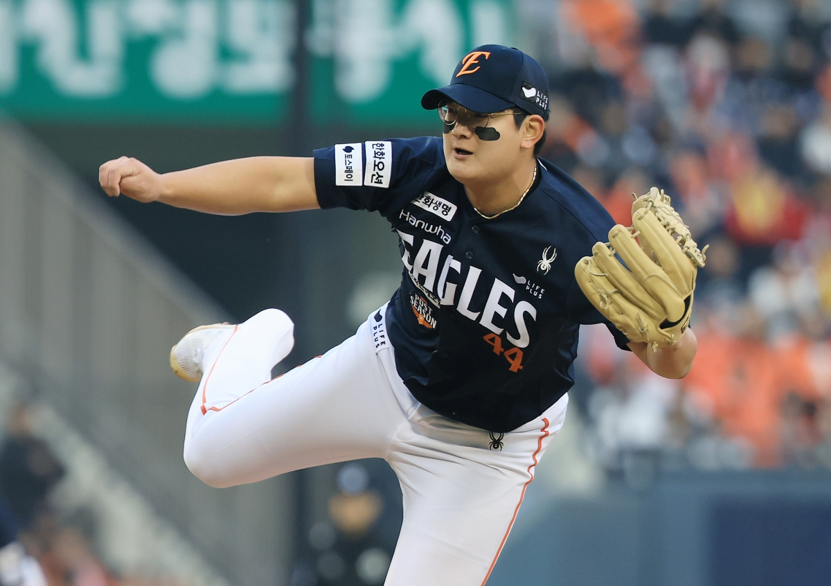 불펜에서 몸 푸는 김서현