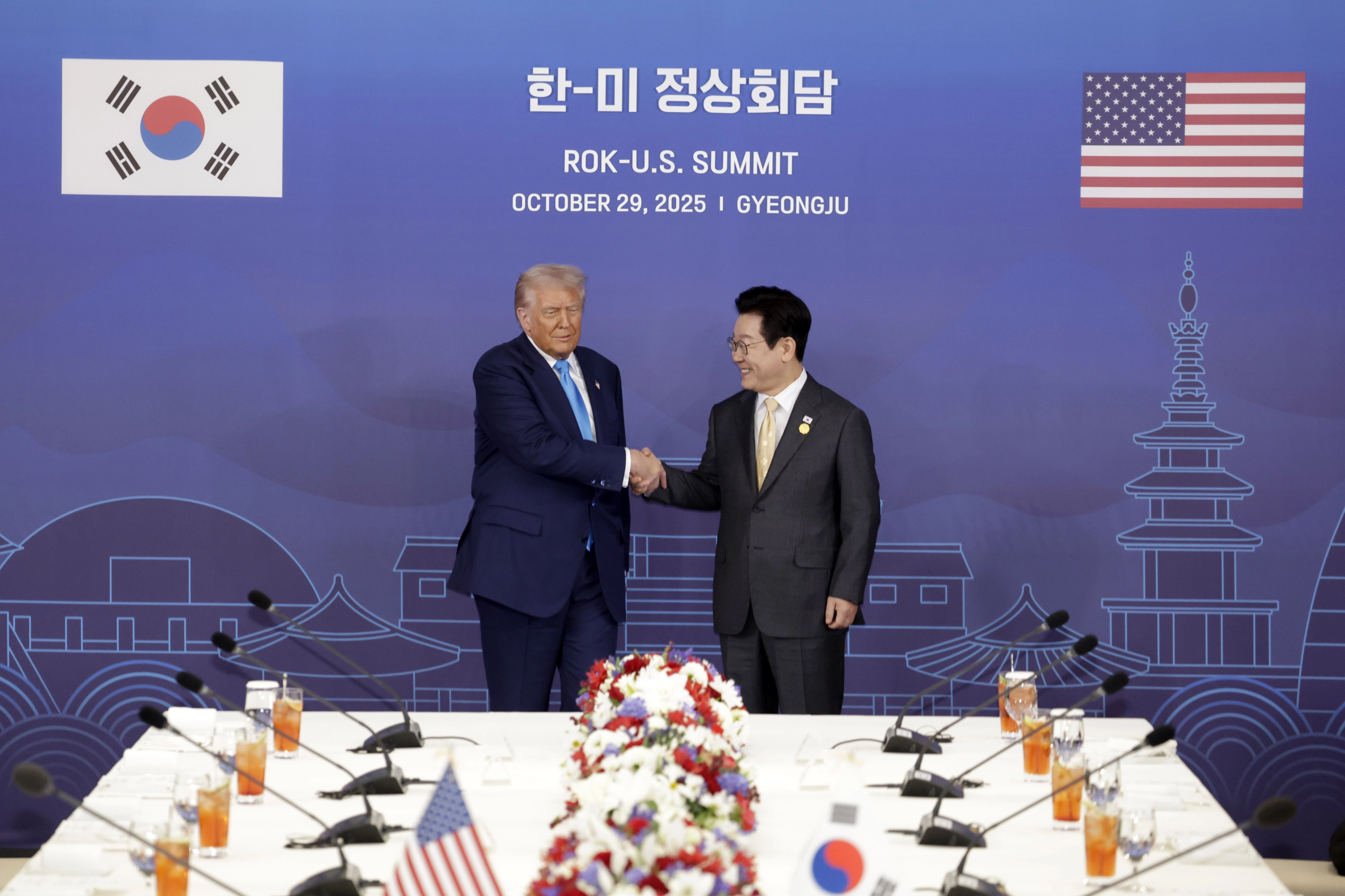 한미 정상회담  이재명 대통령과 도널드 트럼프 미국 대통령이 29일 경북 경주박물관에서 한미 정상회담 기념촬영을 하고 있다. 2025.10.29. 뉴시스