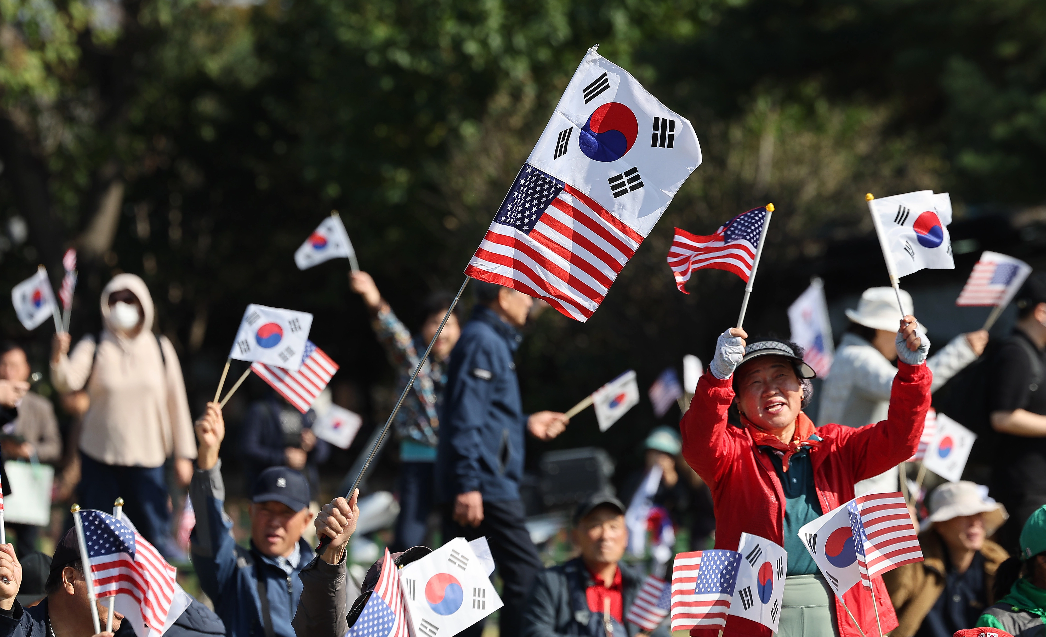 29일 경북 경주시 황남동 내남네거리 인근에서 열린 경주 APEC 트럼프 미국 대통령 방한 환영 국민대회에서 참가자들이 태극기와 성조기를 흔들고 있다. 뉴시스