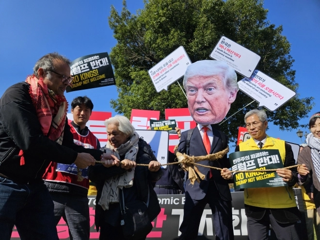 “NO 트럼프·트럼프 GO HOME”<br>29일 오전 경북 경주시 동천동 구황교 인근에서 2025 APEC 반대 국제민중행동 조직위원회가 반(反) 트럼프 시위를 벌이고 있다. 2025.10.29. 연합뉴스