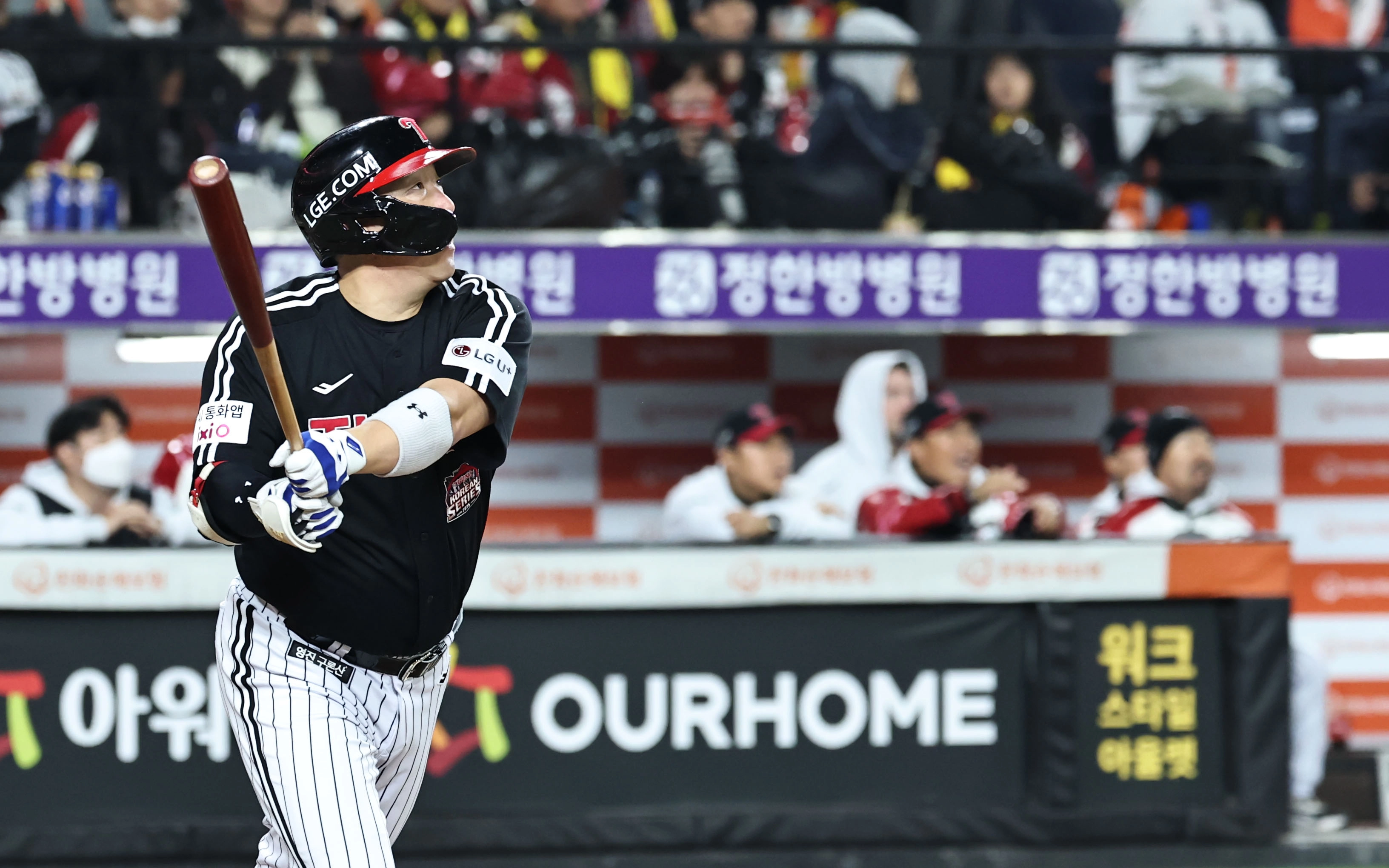 LG 트윈스 김현수가 29일 대전한화생명볼파크에서 열린 2025 KBO리그 한국시리즈 3차전 한화 이글스와의 원정 경기에서 홈런을 치고 있다. 대전 연합뉴스