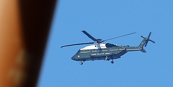 트럼프 미국 대통령이 2025 경주 아시아태평양경제협력체(APEC) 방문을 위해 방한하는 날인 29일 경북 경주시 상공에 미국 대통령 전용 헬기인 ‘마린원’이 비행하고 있다. 2025.10.29 연합뉴스