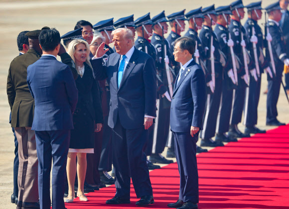 경주 APEC을 계기로 국빈 방한하는 도널드 트럼프 미국 대통령이 29일 부산 김해국제공항에 도착해 강경화 주미한국대사, 조현 외교부 장관 등과 인사하고 있다.  2025.10.29  연합뉴스