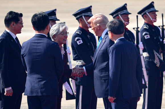 경주 APEC을 계기로 국빈 방한하는 도널드 트럼프 미국 대통령이 29일 부산 김해국제공항에 도착해 강경화 주미한국대사와 인사하고 있다. 2025.10.29  연합뉴스