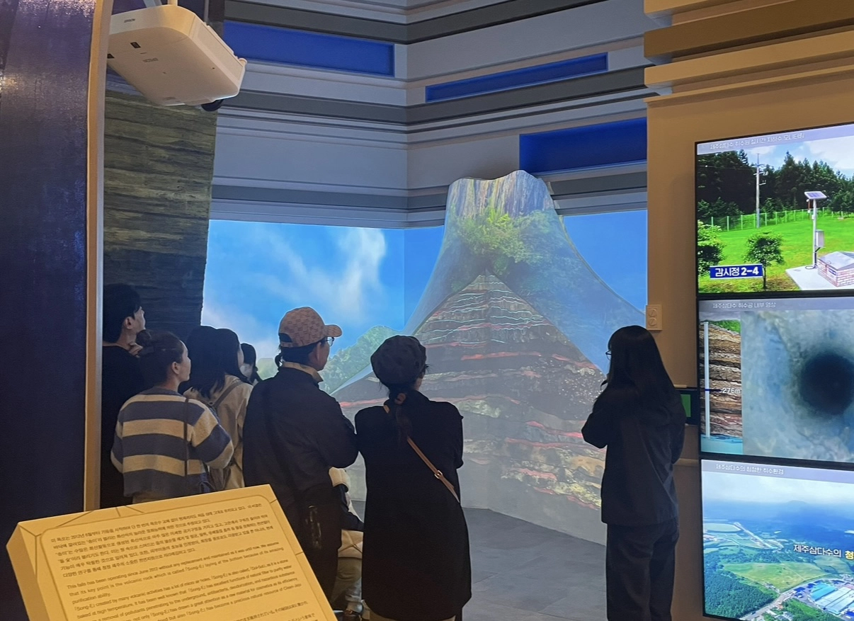 한라산에 내린 빗물이 제주삼다수가 되기까지의 과정을 보여 주는 제주삼다수공장 체험관.
제주개발공사 제공