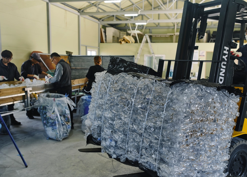 삼다수를 생산 판매하는 제주개발공사가 ‘JPDC 환경가치 사회공헌사업’의 하나로 폐페트병을 수거해 재활용하고 있다.
제주개발공사 제공