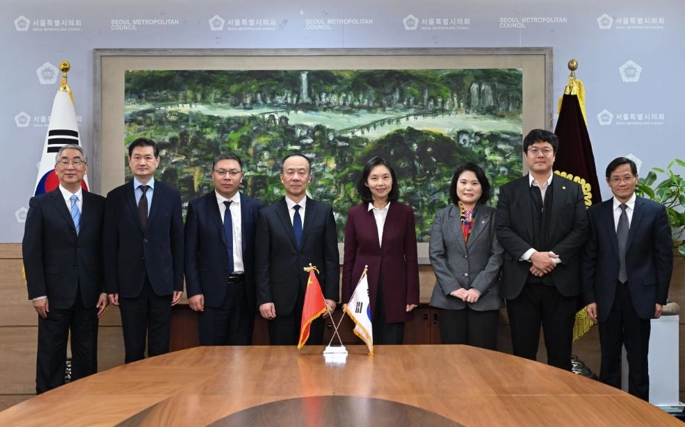 상하이인대 대표단과 면담 후 기념 촬영하는 최호정 의장(오른쪽에서 네 번째). 박춘선 의원(오른쪽에서 세 번째), 김동욱 의원(오른쪽에서 두 번째)