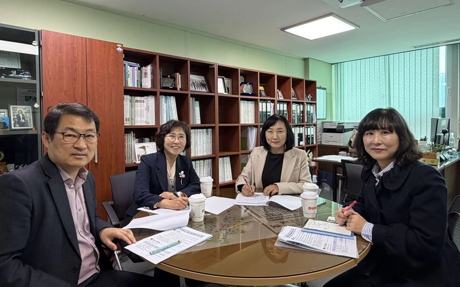 지난 29일 중랑구 주요 교육현안 업무보고에서 이영실 의원을 비롯한 참석자들이 기념사진을 찍고 있다.