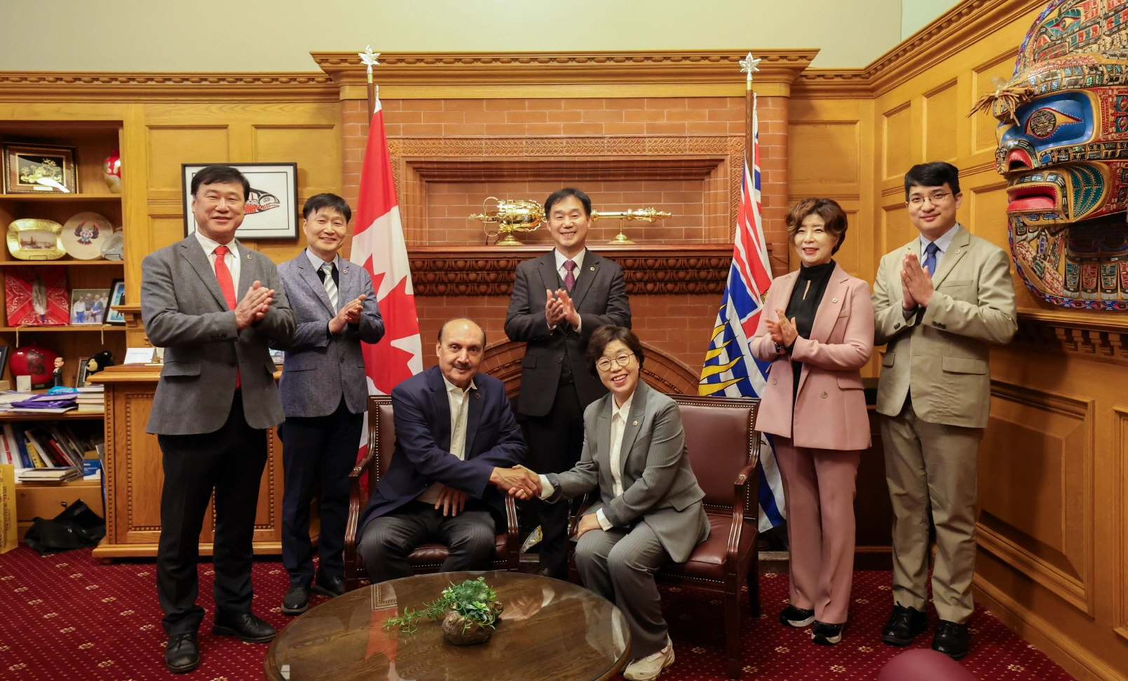 라즈 초우한 BC주의회 의장과 박옥분 친선의원연맹 회장을 중심으로 양 의회 관계자들이 회담을 마친 후 기념촬영을 하고 있다. (사진=경기도의회)