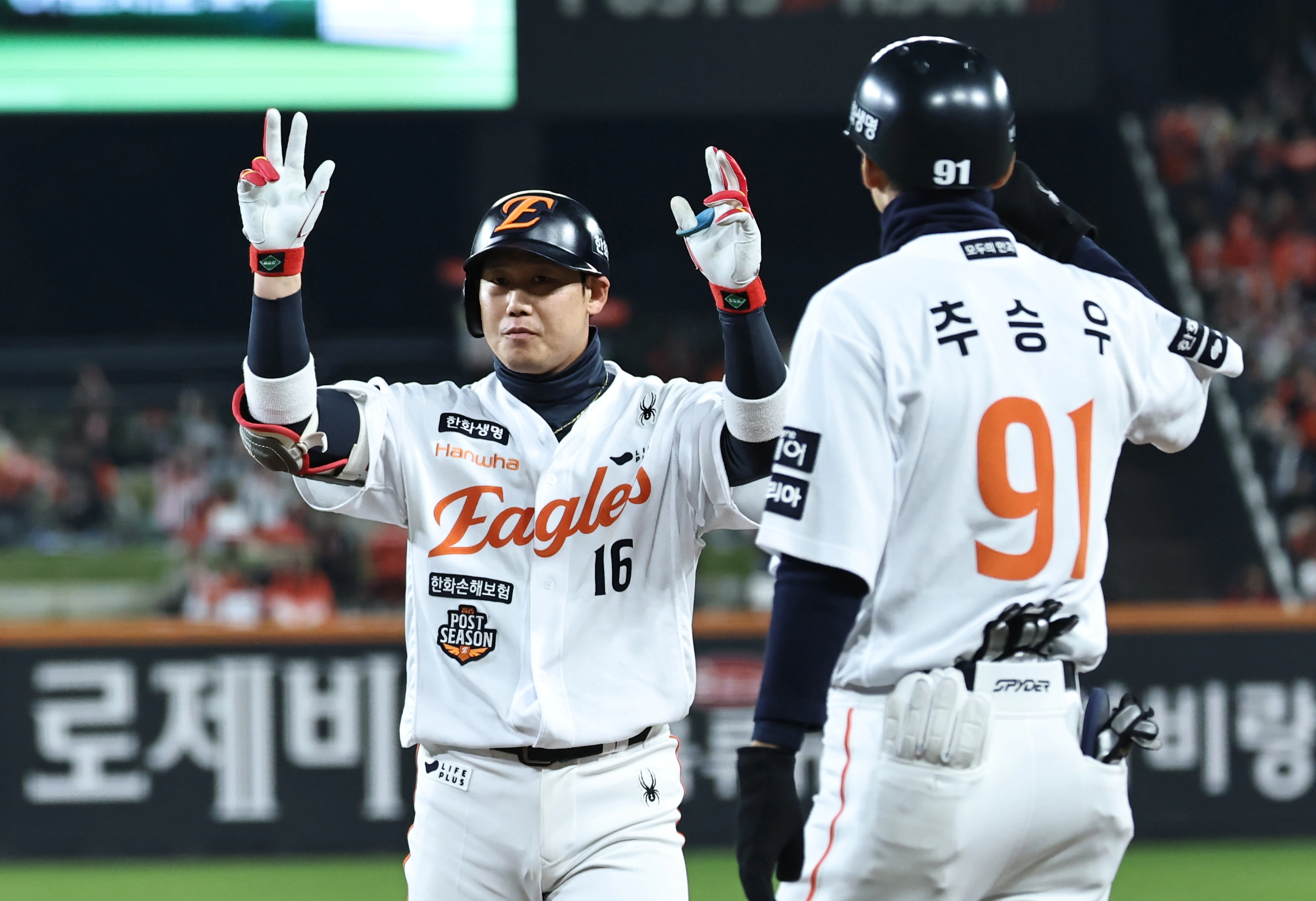 한화 이글스 하주석이 29일 대전한화생명볼파크에서 열린 2025 KBO 한국시리즈 3차전 LG 트윈스와의 홈 경기에서 안타를 친 뒤 기뻐하고 있다. 대전 연합뉴스