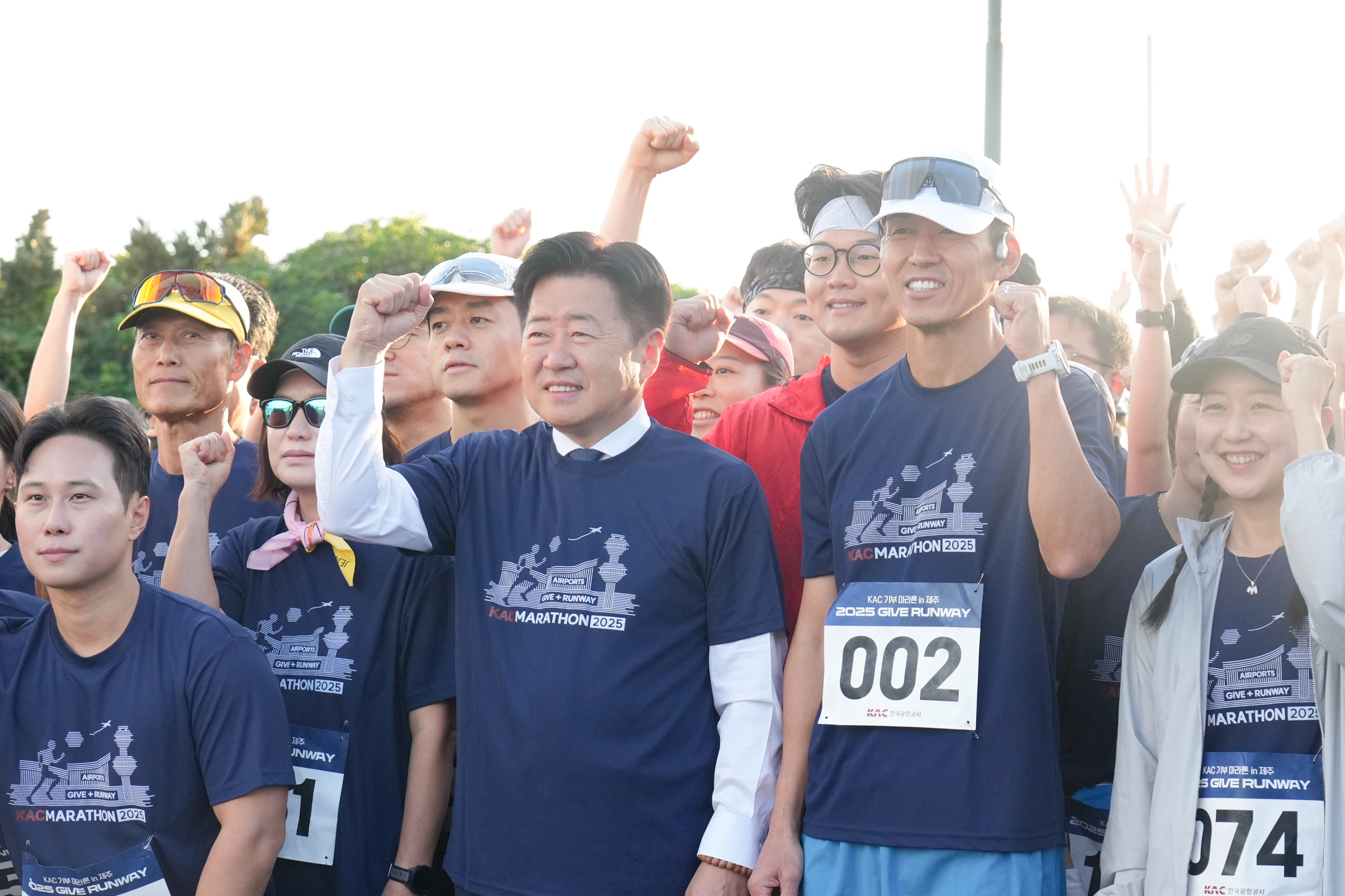 오영훈 제주지사와 가수 션, 한국공항공사 임직원 등 200명이 소아암 환자를 후원하는 기부 마라톤 대회에 참가해 파이팅을 하고 있다. 제주도 제공