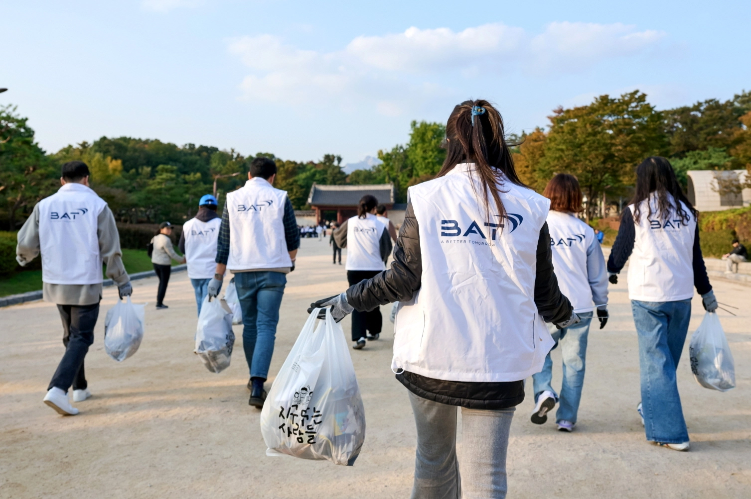 BAT로스만스 청년 환경 서포터즈 ‘플로깅 히어로즈’ 참가자가 도심 내 거리에서 담배꽁초 등 생활폐기물을 수거하며 환경정화 활동을 실천하고 있다. 2025.10.30 BAT로스만스 제공