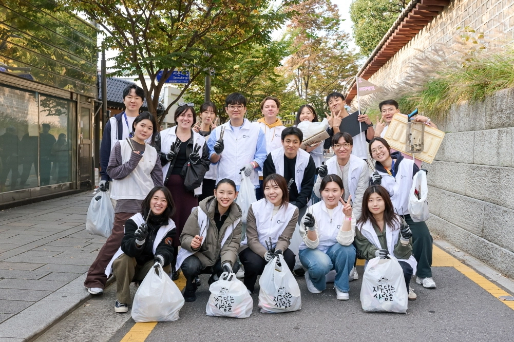 ‘플로깅 히어로즈’ 캠페인 참가자들이 약 2시간 동안 진행된 ‘에코 플로깅’을 마치고 수거한 폐기물을 모으며 캠페인의 여정을 뜻깊게 마무리하고 있다. 2025.10.30 BAT로스만스 제공