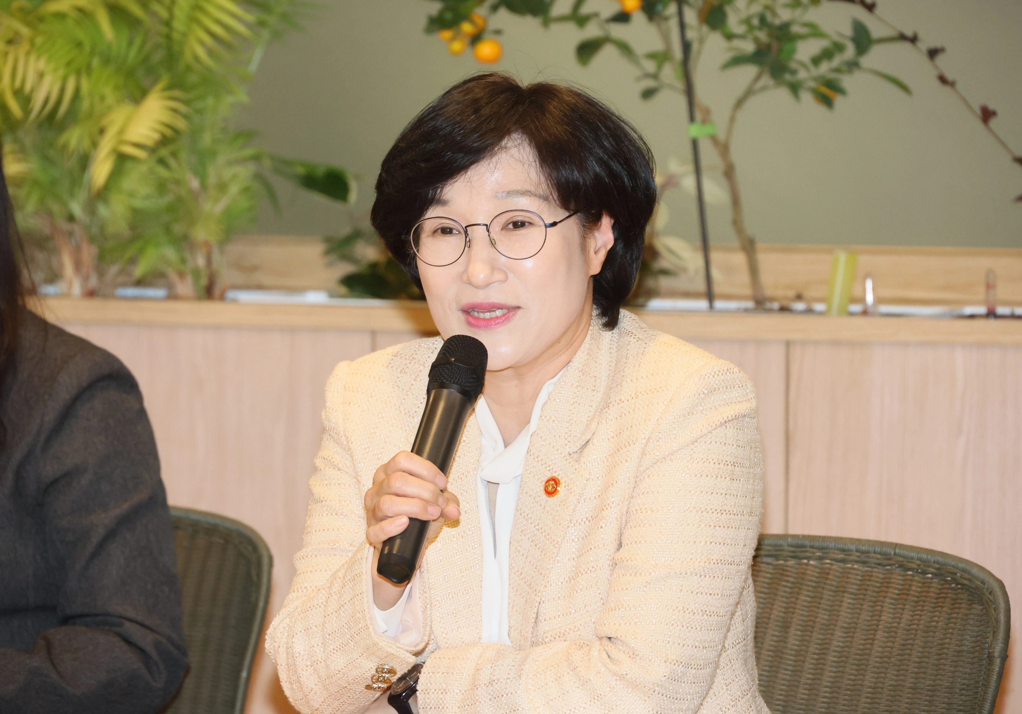 [서울=뉴시스] 정병혁 기자 = 원민경 성평등가족부 장관이 29일 오후 서울 마포구 KT&G 상상플래닛에서 제1차 성평등 토크콘서트 ‘소다팝’을 개최하고 성별 인식격차 진단 및 해소 방안에 대해 청년 참가자들과 토론하고 있다.(사진=성평등가족부 제공) 2025.10.29. photo@newsis.com *재판매 및 DB 금지