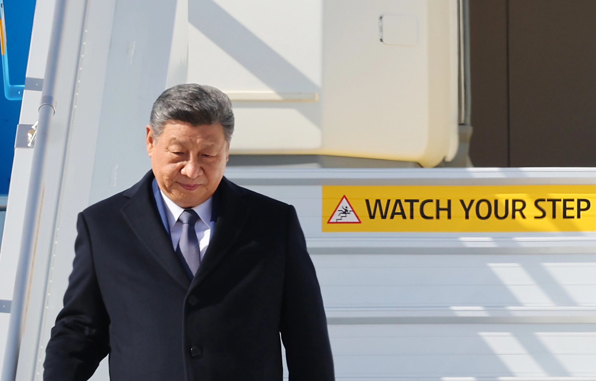 APEC 시진핑 중국 국가주석 한국 도착  경주 APEC 정상회의 참석을 위해 국빈 방한한 시진핑 중국 국가주석이 30일 부산 김해국제공항에 도착해 전용기에서 내려오고 있다. 2025.10.30 연합뉴스